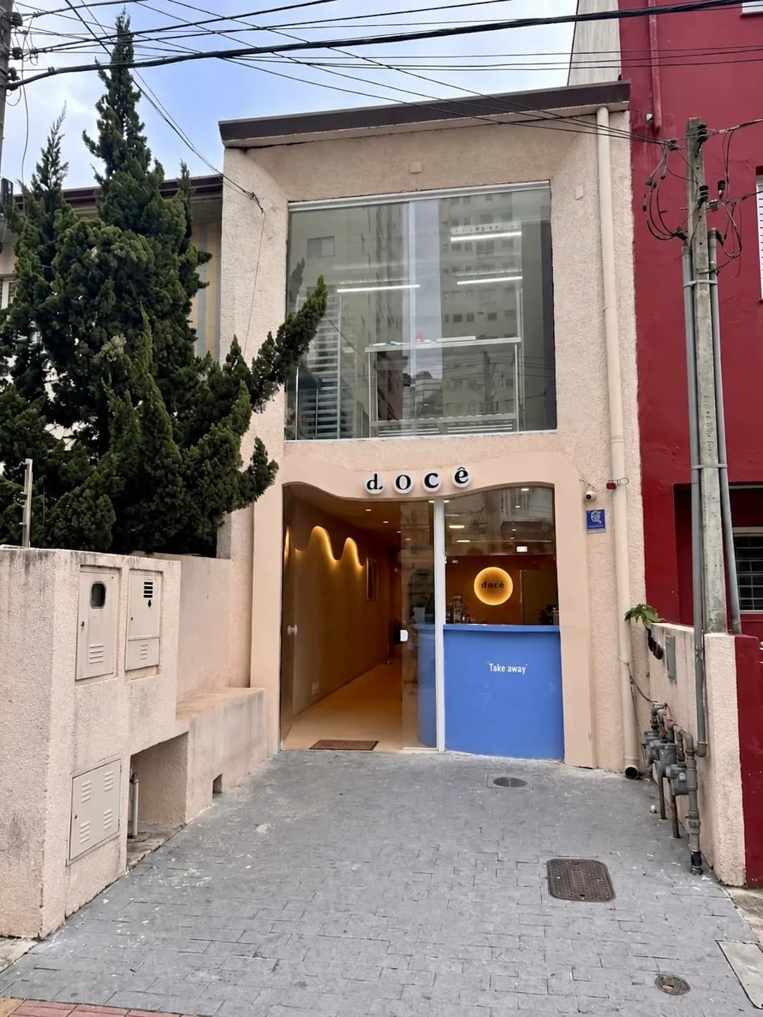 Fachada da cafeteria D.OCÊ após a reforma